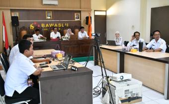 etua dan Anggota Bawaslu Kabupaten Semarang bersama Kepala Sekretariat serta seluruh Kepala Subbagian mengikuti Rapat Koordinasi Persiapan Penyusunan Indikator Kinerja Utama (IKU) Pengawas Pemilu Tahun 2026 yang diselenggarakan oleh Bawaslu Provinsi Jawa Tengah secara daring dari Kantor Bawaslu Kabupaten Semarang, Rabu (10/6/2026).
