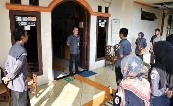 Kepala Subbagian Administrasi Bawaslu Kabupaten Semarang, Sri Widodo, S.H., memberikan amanat saat memimpin apel pagi yang diikuti Kepala Sekretariat, para kepala subbagian, dan jajaran sekretariat Bawaslu Kabupaten Semarang di Kantor Bawaslu Kabupaten Semarang, Senin (15/6/2026).