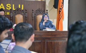 Anggota Bawaslu Kabupaten Semarang Ummi Nu'amah menyampaikan arahan terkait penguatan pencegahan, pengawasan Pemutakhiran Data Pemilih Berkelanjutan (PDPB), dan pelaksanaan Program Konsolidasi Demokrasi dalam rapat rutin mingguan Bawaslu Kabupaten Semarang di Kantor Bawaslu Kabupaten Semarang, Senin (15/6/2026).
