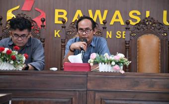 Ketua Bawaslu Kabupaten Semarang Agus Riyanto memberikan arahan dalam rapat rutin mingguan yang dihadiri jajaran pimpinan, Kepala Sekretariat, kepala subbagian, dan staf sekretariat Bawaslu Kabupaten Semarang di Kantor Bawaslu Kabupaten Semarang, Senin (15/6/2026).