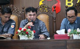 Anggota Bawaslu Kabupaten Semarang Nurkus Budiyantomo menyampaikan arahan terkait persiapan Monitoring dan Evaluasi Keterbukaan Informasi Publik oleh Komisi Informasi Provinsi Jawa Tengah dalam rapat rutin mingguan Bawaslu Kabupaten Semarang di Kantor Bawaslu Kabupaten Semarang, Senin (15/6/2026).