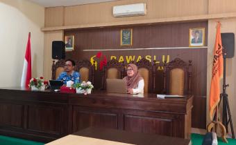 Koordinator Divisi Penyelesaian Sengketa dan Hukum Bawaslu Kabupaten Semarang, Ummi Nu'amah, dan Kepala Subbagian Penanganan Pelanggaran, Penyelesaian Sengketa Proses dan Hukum Bawaslu Kabupaten Semarang, Virendra Eka Novianto mengikuti Zoom Meeting Rapat Koordinasi Evaluasi Kelas Penyelesaian Sengketa yang diselenggarakan oleh Bawaslu Provinsi Jawa Tengah, Rabu (17/6/2026).