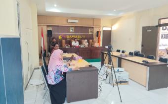 Ketua dan anggota Bawaslu Kabupaten Semarang mengikuti Sosialisasi Pedoman Pengelolaan Hibah Non Pemilihan yang diselenggarakan oleh Bawaslu Republik Indonesia secara daring melalui Zoom Meeting, Kamis (18/6/2026).