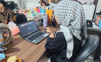 Kepala Subbagian Pengawasan beserta staf yang membidangi Partisipasi Masyarakat Bawaslu Kabupaten Semarang mengikuti Rapat Koordinasi Penarikan Data Partisipasi Masyarakat Semester I Tahun 2026 yang diselenggarakan oleh Bawaslu Provinsi Jawa Tengah secara daring, Kamis (18/6/2026).