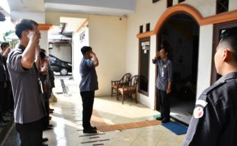 Kepala Sekretariat Bawaslu Kabupaten Semarang, Marjiono, S.H., memberikan arahan saat memimpin apel pagi yang diikuti seluruh jajaran Sekretariat Bawaslu Kabupaten Semarang, Senin (22/6/2026).