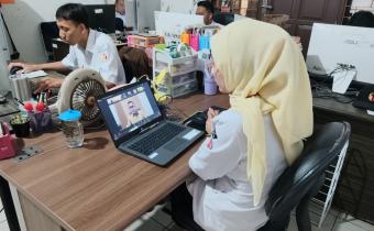 Kepala Subbagian Pengawasan Pemilu dan Hubungan Masyarakat Bawaslu Kabupaten Semarang, Widya Astuti, bersama staf sekretariat mengikuti Rapat Koordinasi Pengawasan Pemutakhiran Data Pemilih Berkelanjutan (PDPB) Semester I Tahun 2026 yang diselenggarakan oleh Bawaslu Provinsi Jawa Tengah secara daring melalui Zoom Meeting, Rabu (24/6/2026).
