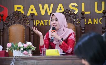 Kepala Bidang Informasi dan Komunikasi Publik Dinas Komunikasi dan Informatika Kabupaten Semarang, Wiwiek Sinta Hapsari, S.E., M.M., menyampaikan materi mengenai capaian keterbukaan informasi publik Kabupaten Semarang serta inovasi layanan PPID berbasis chatbot dalam Rapat Koordinasi Pengelolaan PPID Bawaslu Kabupaten Semarang, Kamis (25/6/2026).