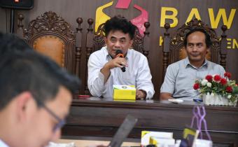 Koordinator Divisi Penanganan Pelanggaran dan Data Informasi Bawaslu Kabupaten Semarang, Nurkus Budiyantomo, memantik diskusi dalam Rapat Koordinasi Pengelolaan PPID dengan tema "Sinergitas Penguatan Keterbukaan Informasi Publik dan Digitalisasi Pengelolaan PPID Bawaslu Kabupaten Semarang", Kamis (25/6/2026).