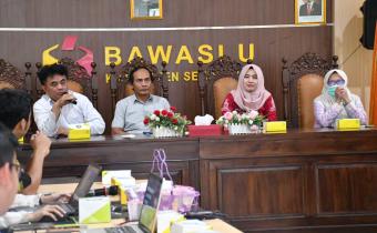Nurkus Budiyantomo, S.H selaku anggota Bawaslu Kabupaten Semarang yang membawahi bidang PPID sedang menyampaikan paparan untuk memantik diskusi pada Kamis, 25 Juni 2026