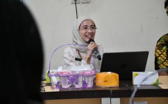 PPID Bawaslu Kabupaten Semarang, Widya Astuti, memaparkan materi mengenai pengelolaan dan pelayanan keterbukaan informasi publik, termasuk layanan ramah disabilitas dan inovasi digital PPID Bawaslu Kabupaten Semarang, dalam Rapat Koordinasi Pengelolaan PPID, Kamis (25/6/2026).