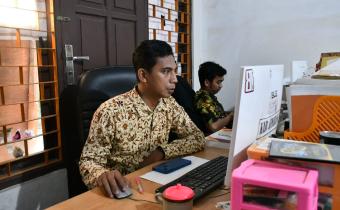 Anggota Bawaslu Kabupaten Muharom Al Rosyid melakukan Pengawasan Pemutakhiran Data Pemilih Berkelanjutan (PDPB) melalui Sidalih, Kamis 25/06/2026.