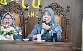 Koordinator Divisi SDM, Organisasi, dan Diklat Bawaslu Kabupaten Semarang, Fithriyah, menyampaikan arahan terkait penguatan kinerja, publikasi kelembagaan, serta persiapan program kerja bulan Juli dalam rapat rutin mingguan Bawaslu Kabupaten Semarang, Senin (29/6/2026).
