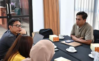 Koordinator Divisi Pencegahan, Parmas dan Humas, Muharom Al Rosyid (kanan) dalam kegiatan Rapat Sinkronisasi Pemutakhiran Data Pemilih Berkelanjutan Triwulan II Tahun 2026, Selasa 30 Juni 2026