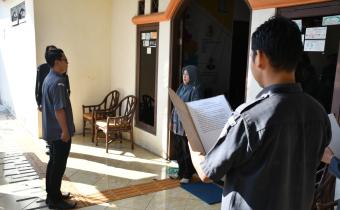 Anggota Bawaslu Kabupaten Semarang Koordinator Divisi SDMO dan Diklat, Fithriyah, memimpin apel pagi dan menyampaikan amanat kepada seluruh jajaran Bawaslu Kabupaten Semarang, Senin (22/6/2026).