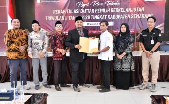 Penyerahan Berita Acara hasil Rapat Pleno Terbuka Rekapitulasi Daftar Pemilih Berkelanjutan (PDPB) Triwulan II Tahun 2026 dari KPU Kabupaten Semarang kepada Bawaslu Kabupaten Semarang, Rabu (1/7/2026).