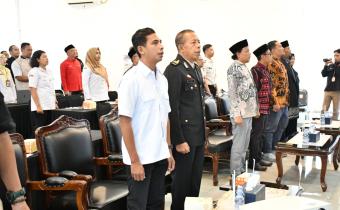 Koordinator Divisi Pencegahan, Partisipasi Masyarakat dan Hubungan Masyarakat Bawaslu Kabupaten Semarang, Muharom Al Rosyid (pertama kiri), menghadiri Rapat Pleno Terbuka Rekapitulasi Daftar Pemilih Berkelanjutan (PDPB) Triwulan II Tahun 2026 dalam rangka melaksanakan pengawasan di Kantor KPU Kabupaten Semarang, Rabu (1/7/2026).