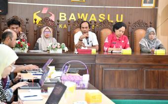 Ketua Bawaslu Kabupaten Semarang, Agus Riyanto Saat menyampaikan Arahan Sekaligus Membuka Kegiatan Rapat Koordinasi Pedoman Pengelolaan Dana Hibah Non-Pemilihan yang dilaksanakan pada Kamis, 9 Juli 2026, di Aula Kantor Bawaslu Kabupaten Semarang