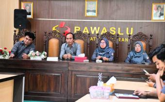 Pimpinan dan Anggota Bawaslu Kabupaten Semarang saat mengikuti Rapat Persiapan Monitoring dan Evaluasi Keterbukaan Informasi Publik Bawaslu Kabupaten/Kota di Aula Bawaslu Kabupaten Semarang. (13/07/2027)