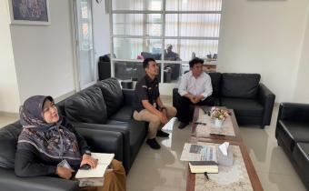 Anggota Bawaslu Kabupaten Semarang, Nurkus Budiyantomo (kanan) saat menyampaikan surat imbauan PDPB Triwulan III Tahun 2026 ke KPU Kabupaten Semarang, Rabu 29 Juli 2026