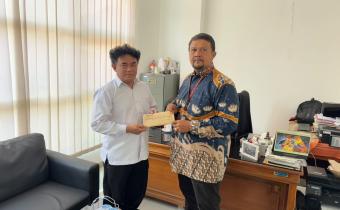 Anggota Bawaslu Kabupaten Semarang, Nurkus Budiyantomo (kiri) menyampaikan surat imbauan PDPB Triwulan III Tahun 2026 kepada Ketua KPU Kabupaten Semarang, Bambang Setyono (kanan), Rabu 29 Juli 2026