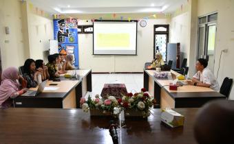 Tim PPID Bawaslu Kabupaten Semarang membahas progres digitalisasi arsip dan data pengawasan, Jumat (8/5/2026), di Aula Bawaslu Kabupaten Semarang.