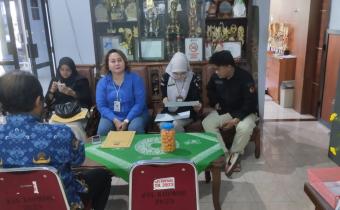 Anggota Bawaslu Kabupaten Semarang, Nurkus Budiyantomo (kanan) saat melakukan pengawasan coktas tahap II Triwulan III di Kelurahan Kupang, Kamis 17 September 2026
