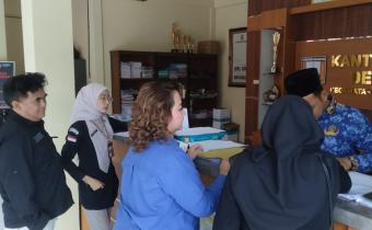 Anggota Bawaslu Kabupaten Semarang, Nurkus Budiyantomo bersama Kasubag Pengawasan Pemilu dan Humas, WIdya Astuti saat pengawasan coktas tahap II Triwulan III Tahun 2026 di Desa Bedono, Kecamatan Jambu, Kamis 17 September 2026