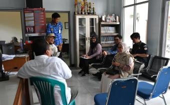 Anggota Bawaslu Kabupaten Semarang, Ummi Nu'amah bersama jajaran sekretariat saat melaksanakan pengawasan kegiatan pencocokkan dan penelitian terbatas (Coktas) Tahap II Triwulan III Tahun 2026 di Desa Gedangan, Kecamatan Tuntang, Kamis 17 September 2026