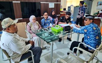 Anggota Bawaslu Kabupaten Semarang, Ummi Nu'amah bersama jajaran sekretariat saat melaksanakan pengawasan kegiatan pencocokkan dan penelitian terbatas (Coktas) Tahap II Triwulan III Tahun 2026 di Desa Rowoboni, Kecamatan Banyubiru, Kamis 17 September 2026