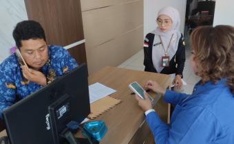 Kasubag Pengawasan Pemilu dan Humas, Widya Astuti (tengah) saat melakukan pengawasan coktas tahap II Triwulan III Tahun 2026 di Kelurahan Panjang, Kecamatan Ambarawa, Kamis 17 September 2026