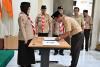 Ketua Bawaslu Kabupaten Semarang, Agus Riyanto (kanan) saat melakukan penandatanganan Perjanjian Kerja Sama Antara Bawaslu Kabupaten Semarang dengan Kwartir Cabang Gerakan Pramuka Semarang, Selasa 12 Mei 2026