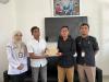 Koordinator Divisi Pencegahan, Partisipasi Masyarakat dan Hubungan Masyarakat Bawaslu Kabupaten Semarang, Muharom Al Rosyid (kedua kiri), didampingi Kepala Subbagian Pengawasan Pemilu dan Humas Widya Astuti (pertama kiri) menyerahkan Surat Saran Perbaikan Pemutakhiran Data Pemilih Berkelanjutan (PDPB) Triwulan II Tahun 2026 kepada KPU Kabupaten Semarang yang diterima oleh Kepala Divisi Data dan Informasi Agus Setiyoko (kedua kanan) dan Kepala Subbagian Perencanaan, Data dan Informasi Achmad Maulidini (perta