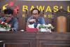 Ketua Bawaslu Kabupaten Semarang Agus Riyanto memberikan arahan dalam rapat rutin mingguan yang dihadiri jajaran pimpinan, Kepala Sekretariat, kepala subbagian, dan staf sekretariat Bawaslu Kabupaten Semarang di Kantor Bawaslu Kabupaten Semarang, Senin (15/6/2026).
